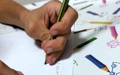Comment aider un enfant gaucher à écrire ?